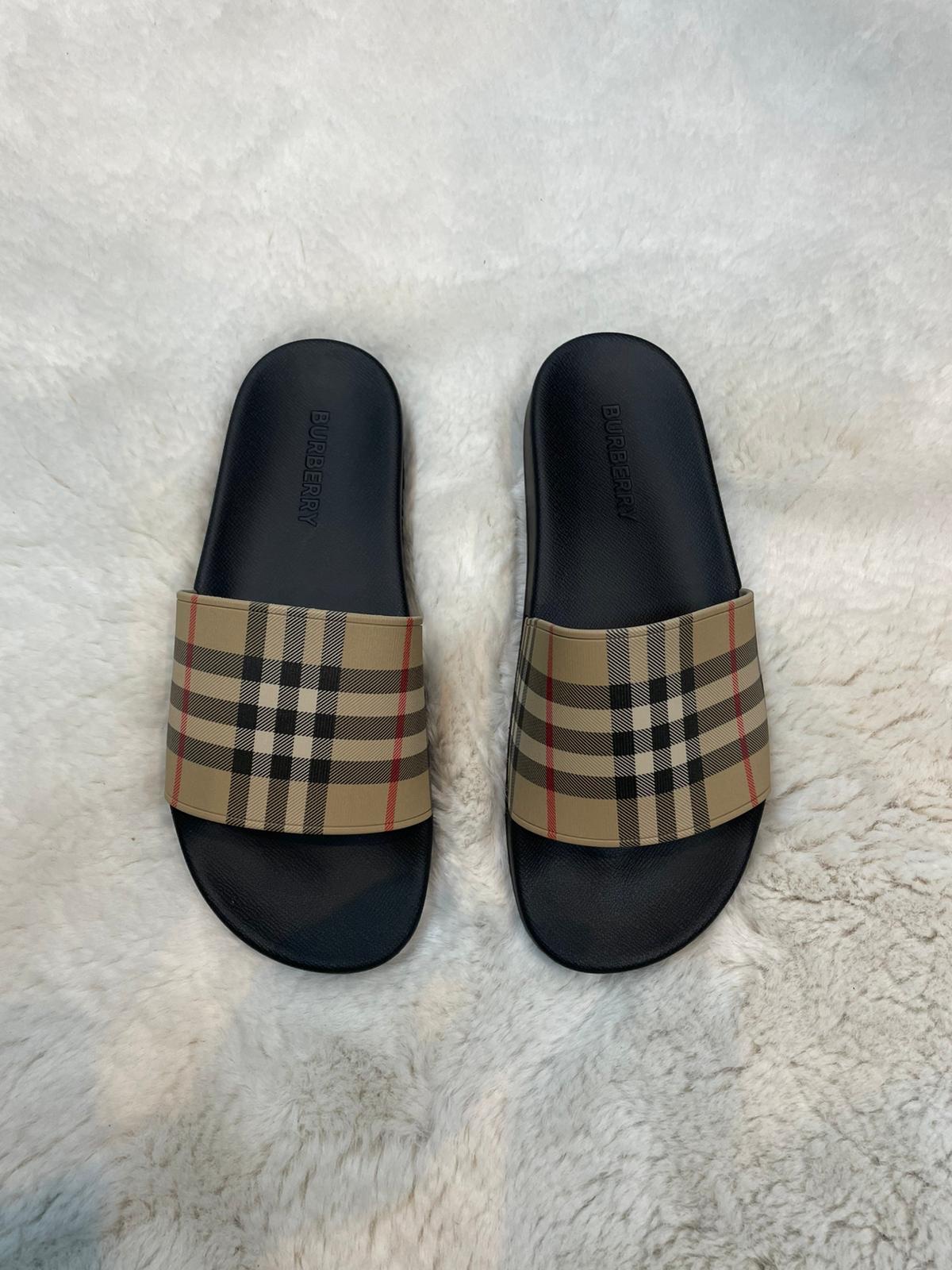 Burberry slippers Beige