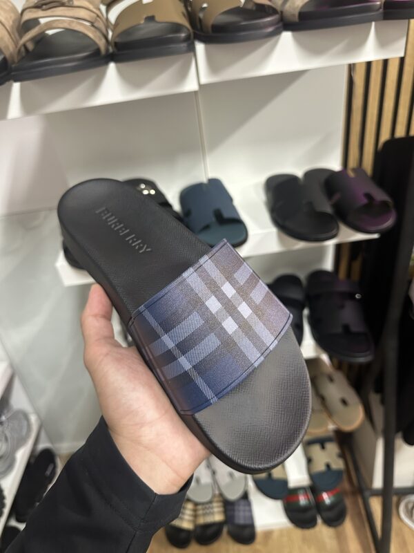 Burberry slippers Blauw